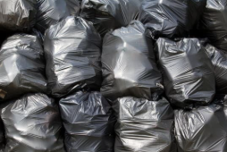 kantong plastik sampah hitam